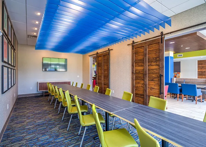 Holiday Inn Express & Suite Milroy - Reedsville